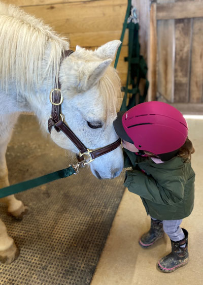 Kissing Ariel the pony