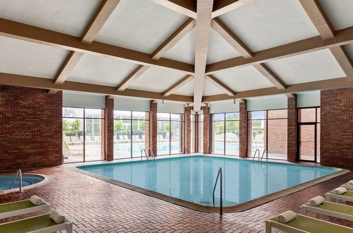 Indoor pool in the Lincolnshire Marriott Resort